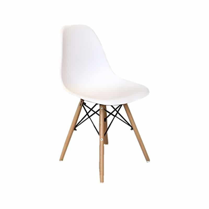 Chaise blanche avec pieds en bois