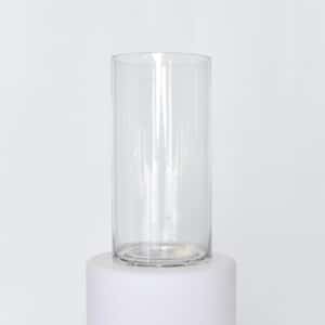 Vase en verre en forme de tube à disposer en centre de table pour les décorations florales.