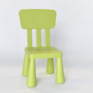 Petite chaise d'enfant en plastique pour les tous petits
