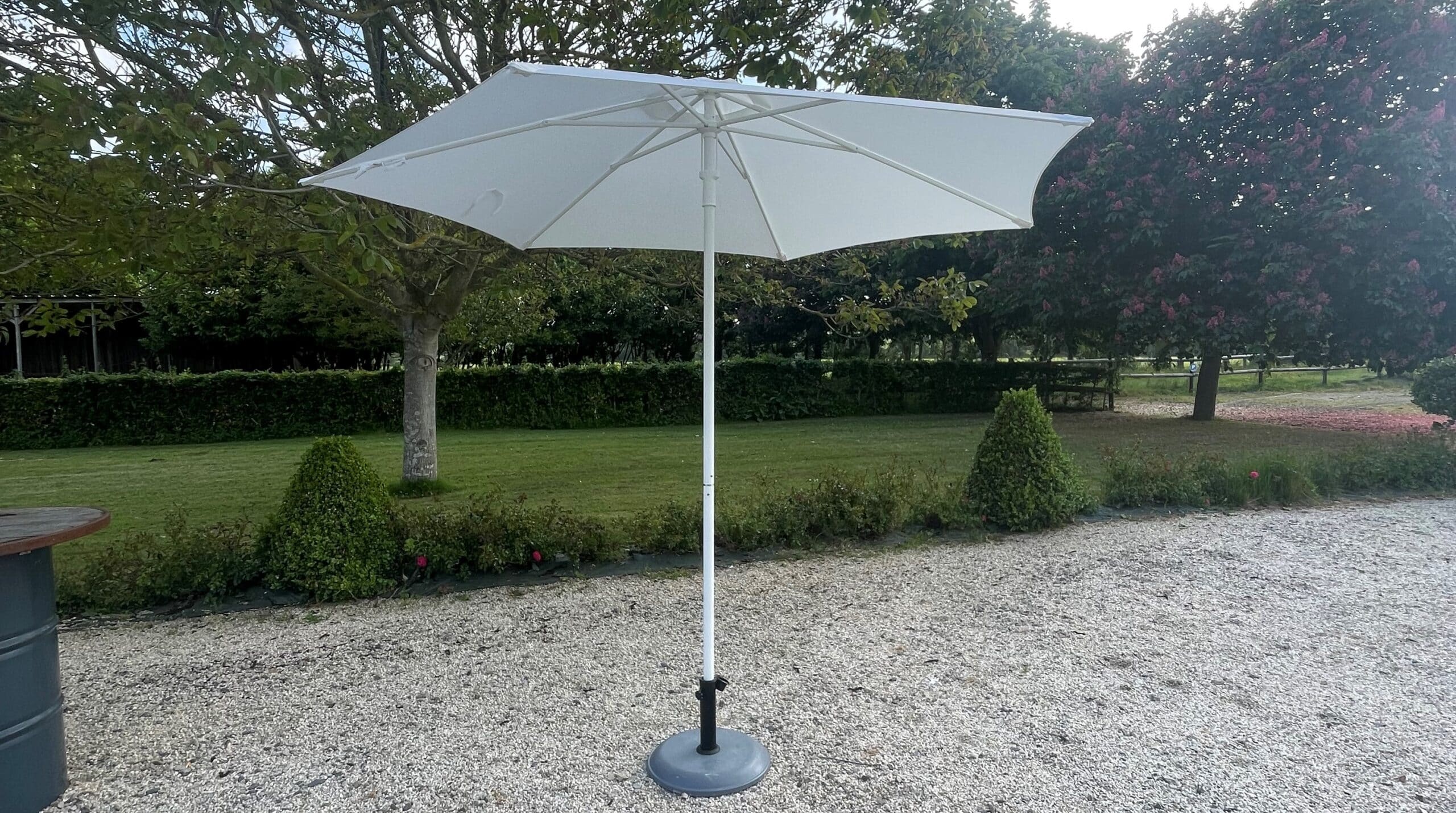 Louez nos parasols pour vos événements en plein air pour profiter du soleil en toute sérénité ! 